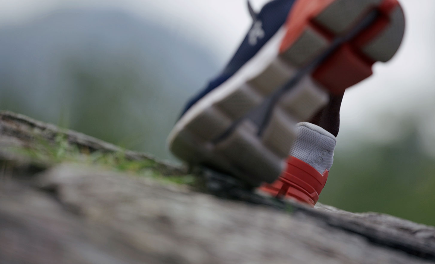 Imagen en primer plano de la parte inferior de una zapatilla para correr