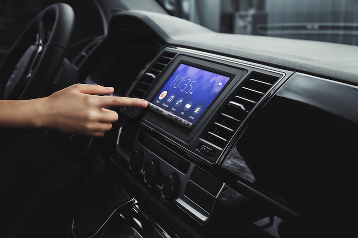 Imagen del receptor de medios digitales DAB de 17,6 cm (6,95") con WebLink Cast en uso.